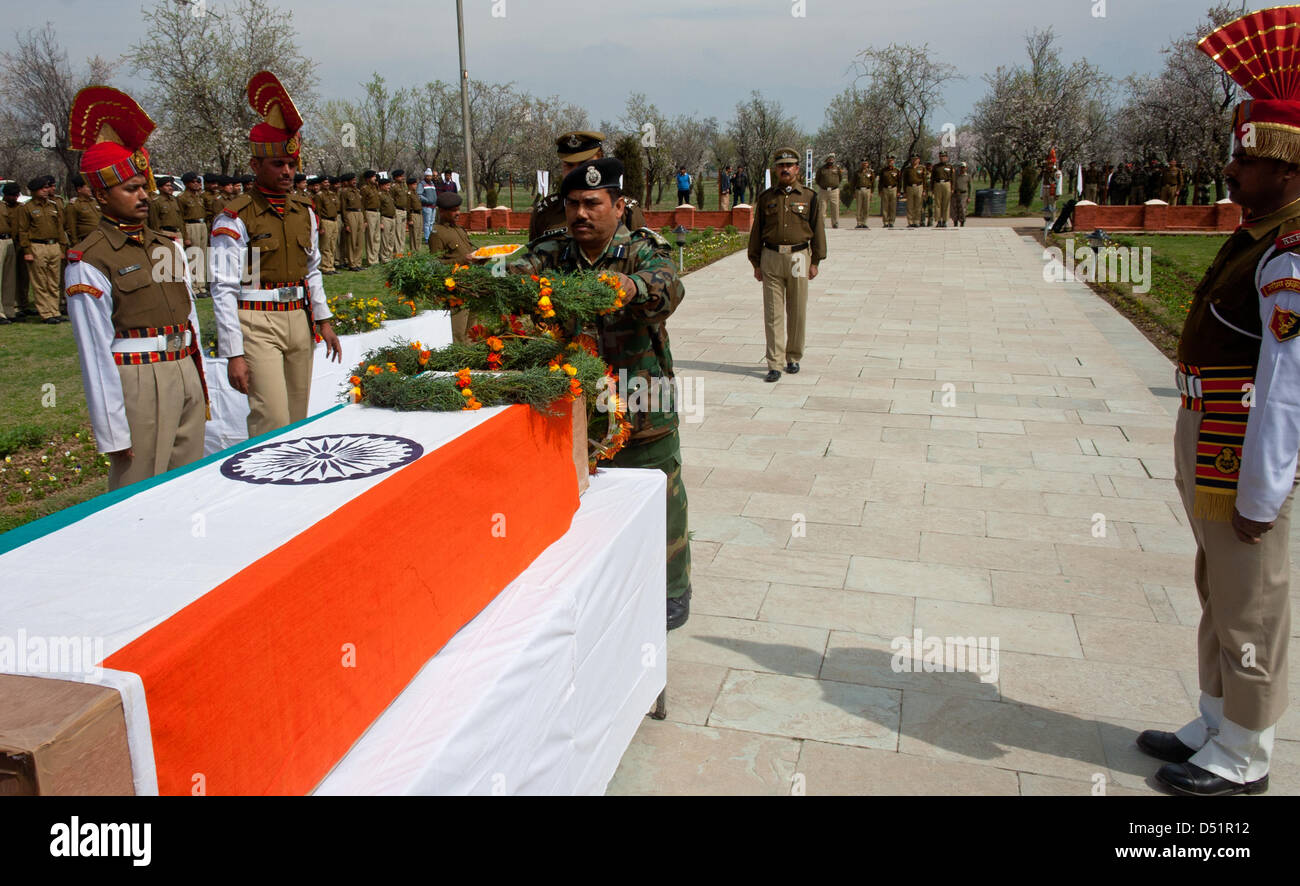 Srinagar, Indian Administered Kashmir, Saturday 22nd March 2013. A senior Indian Border Security Force officer lays wreath on the  coffin containing the body of his killed comrade during a wreath laying ceremony in Srinagar. Suspected rebels shot dead an Indian Border Security Force (BSF) soldier and wounded two others yesterday when they ambushed their vehicle on a highway. (Photo by Sofi Suhail / Alamy) Stock Photo