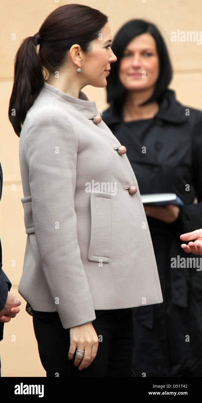 the-pregnant-danish-crown-princess-mary-stands-on-the-market-place-D51T42.jpg