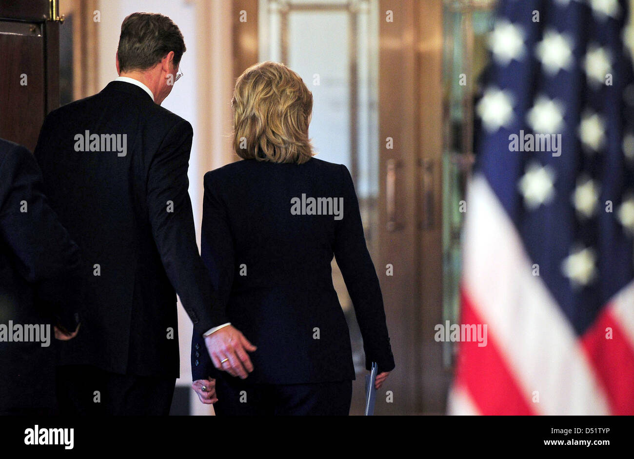 Außenminister Guido Westerwelle (FDP) und seine US-amerikanische Amtskollegin Hillary Clinton verlassen am Mittwoch (29.09.2010) in Washington eine Pressekonferenz. Foto: Hannibal dpa Stock Photo
