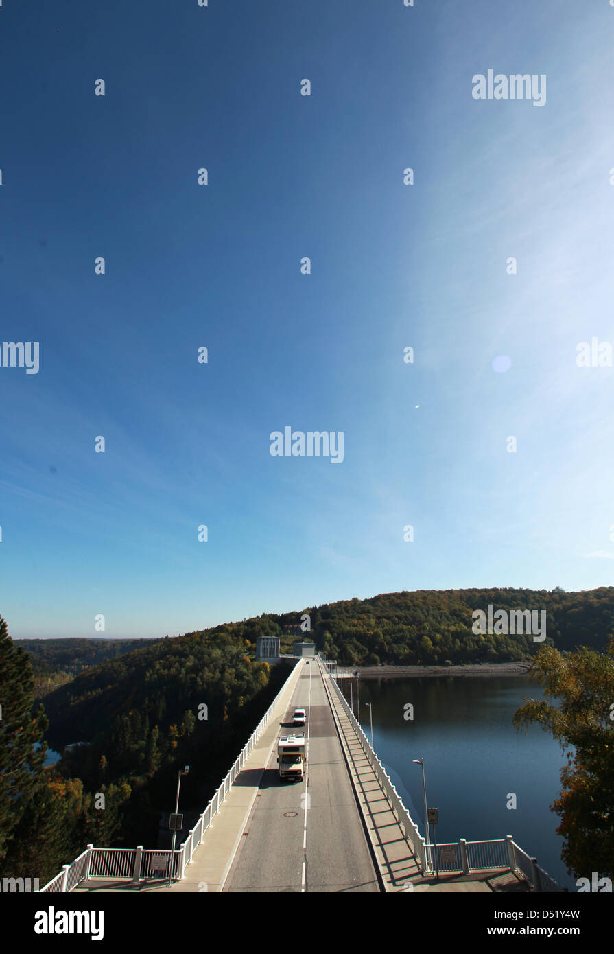 Cars cross the autumnal Rappbode dam in Wendefurth, Germany, 04 October 2010. At 106 meters, the dam is Germany's highest. Photo: Jens Wolf Stock Photo