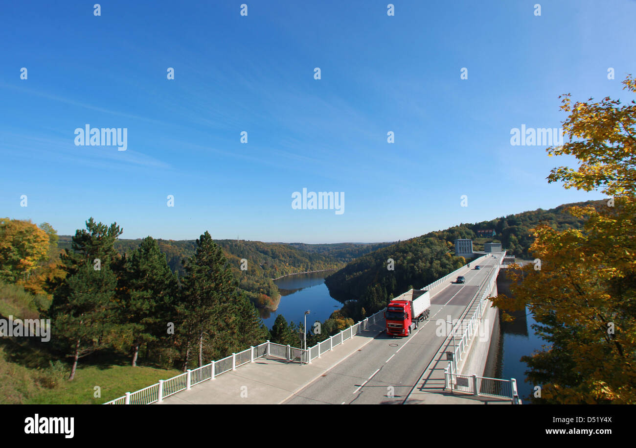 Cars cross the autumnal Rappbode dam in Wendefurth, Germany, 04 October 2010. At 106 meters, the dam is Germany's highest. Photo: Jens Wolf Stock Photo