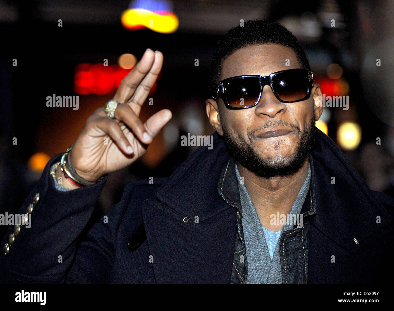 U.S. singer Usher Raymond poses prior to a press conference for his new  album 'Versus' in Berlin, Germany, 06 Oktober 2010. Usher will be on tour  in Germany and intends to hold, image size:1300x1028