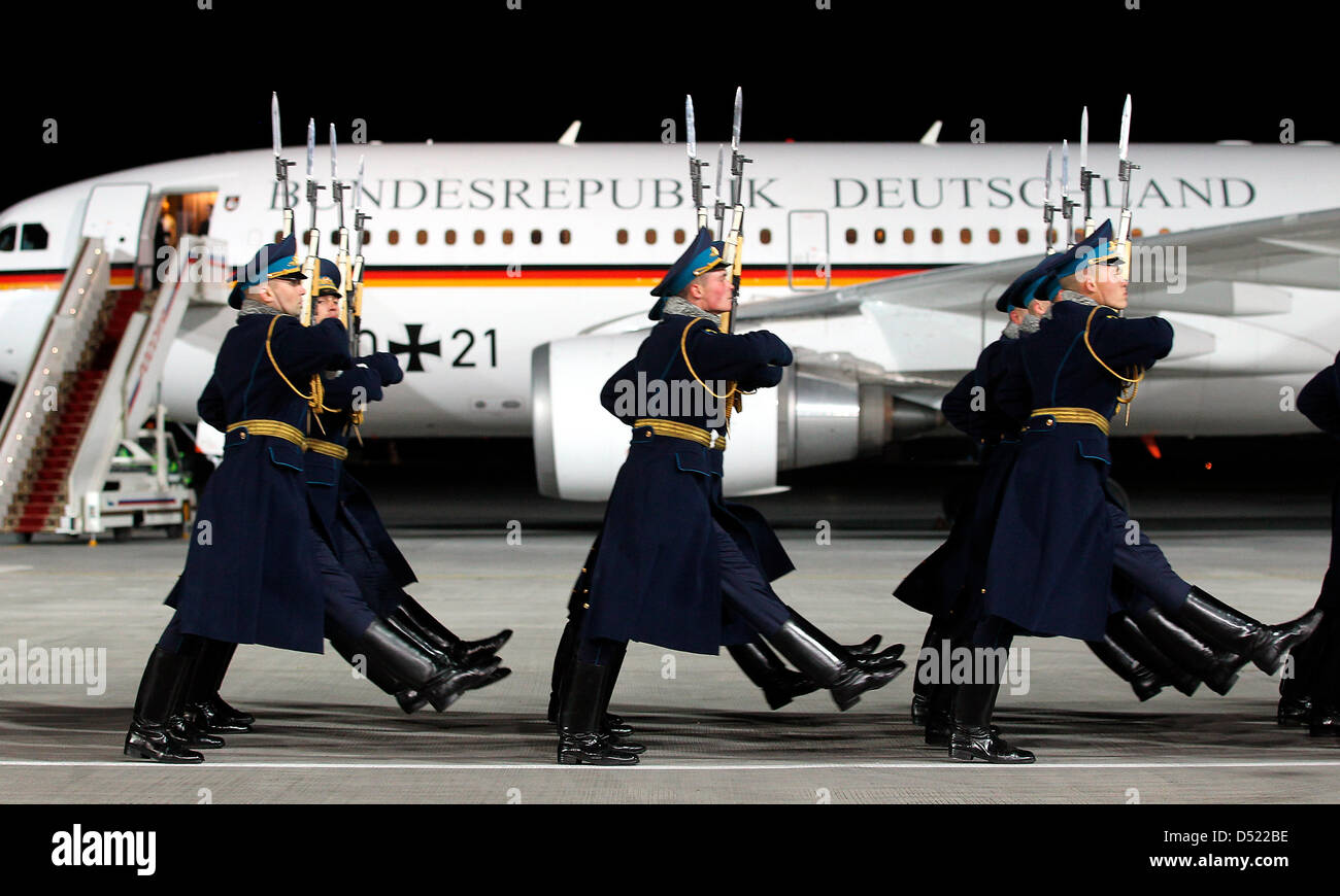 Mit militärischen Ehren wird Bundespräsident Wulff am Montag (11.010.2010) auf dem Flughafen von Moskau empfangen. Das deutsche Staatsoberhaupt hält sich zu einem fünftägigen Besuch in Russland auf. Wolfgang Kumm dpa/lbn Stock Photo
