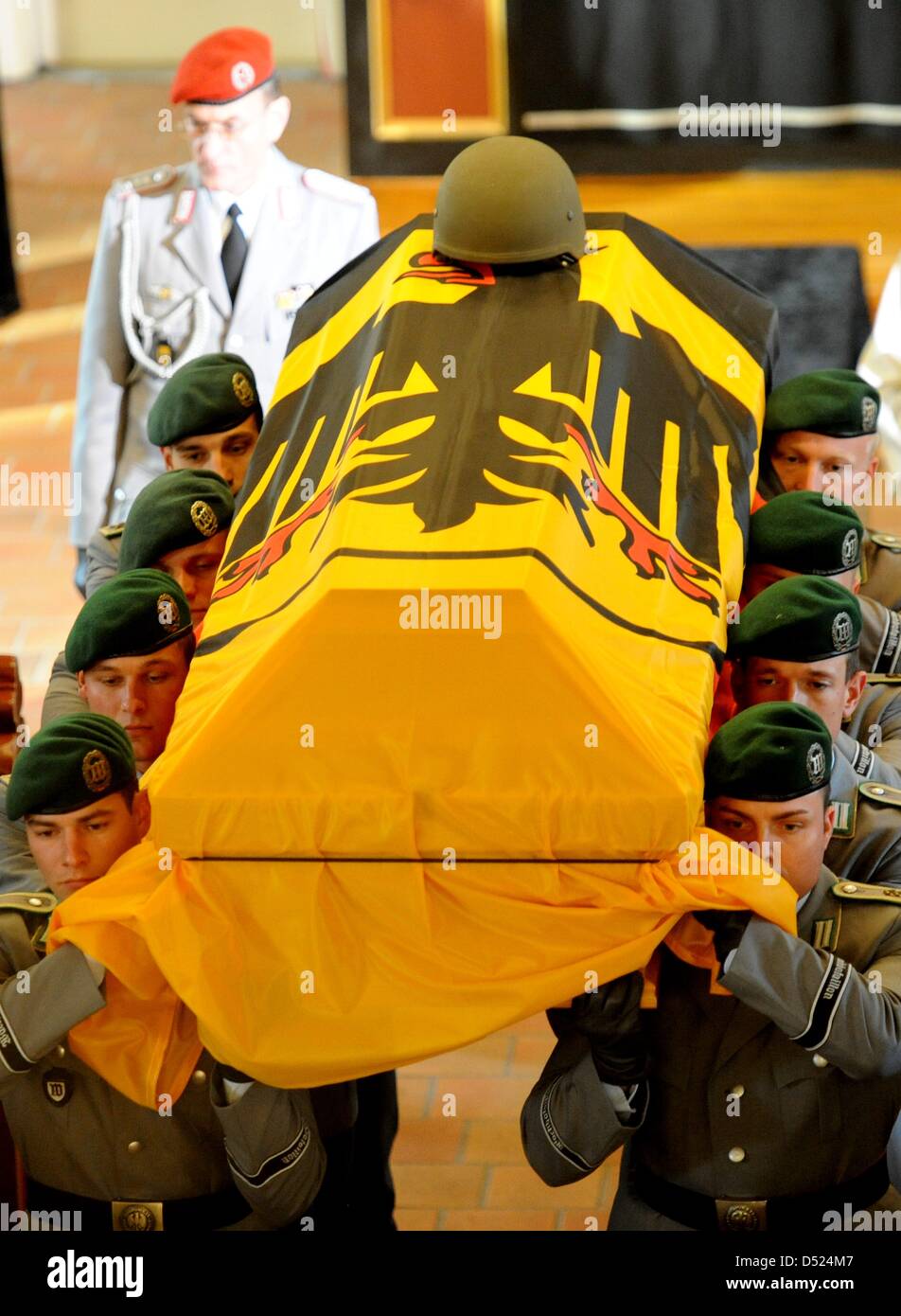 Bundeswehr (German military) paratroopers carry the coffin of staff sergeant Florian Pauli out of the St. Lamberti church after the funeral service in Selsingen, Germany, 15 October 2010. The 26-year-old German paratrooper was killed by a suicide bomber's explosive device in Afghanistan's Baghlan province on 8 October 2010. Photo: Maurizio Gambarini Stock Photo