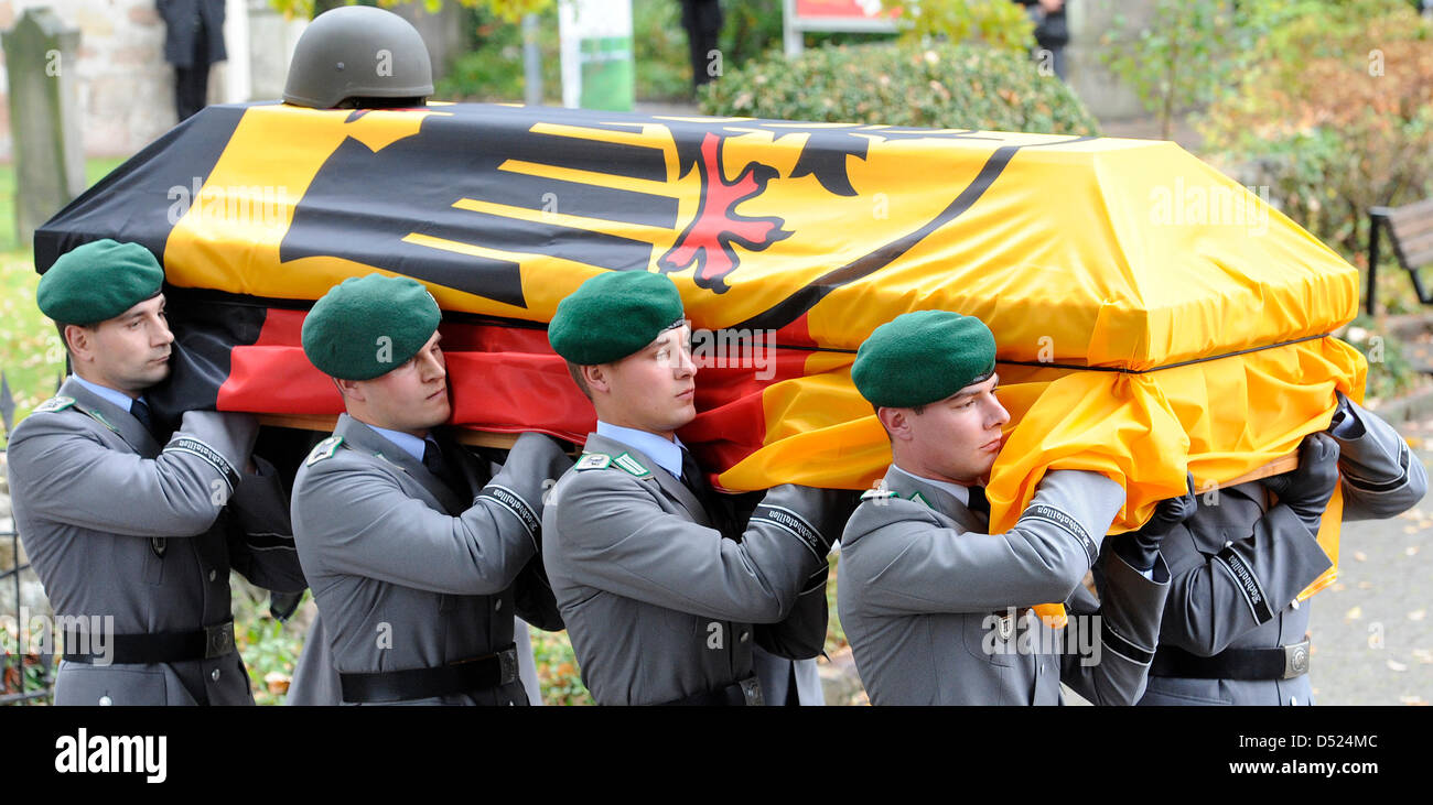 Soldiers carry the coffin of Bundeswehr (German military) staff sergeant Florian Pauli out of  the St. Lamberti church in Selsingen, Germany, 15 October 2010. The 26-year-old German paratrooper was killed by an explosive device in Afghanistan's Baghlan province on 8 October 2010. Photo: FABIAN BIMMER Stock Photo