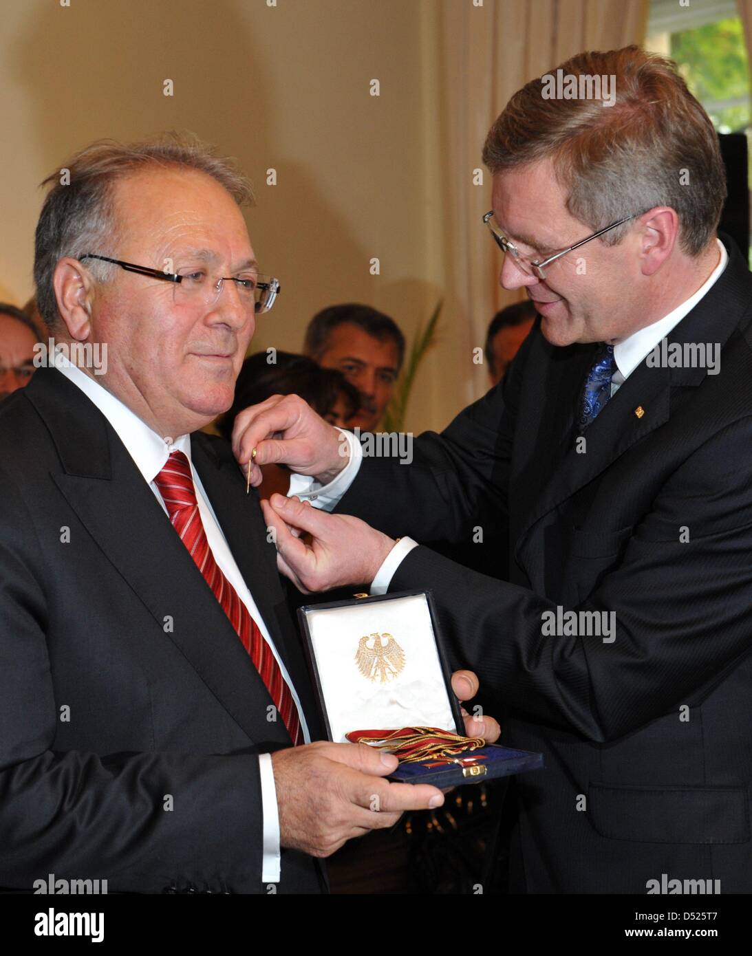 German President Christian Wulff (R) Presents Mustafa Uenal, The