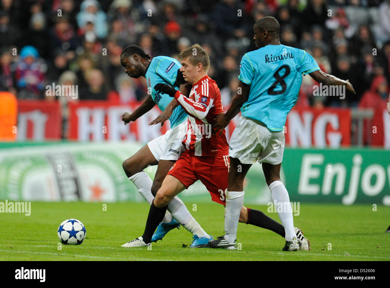 Bayern's Toni Kroos (C) and Cluj's Lacina Traore (L) and Dominique