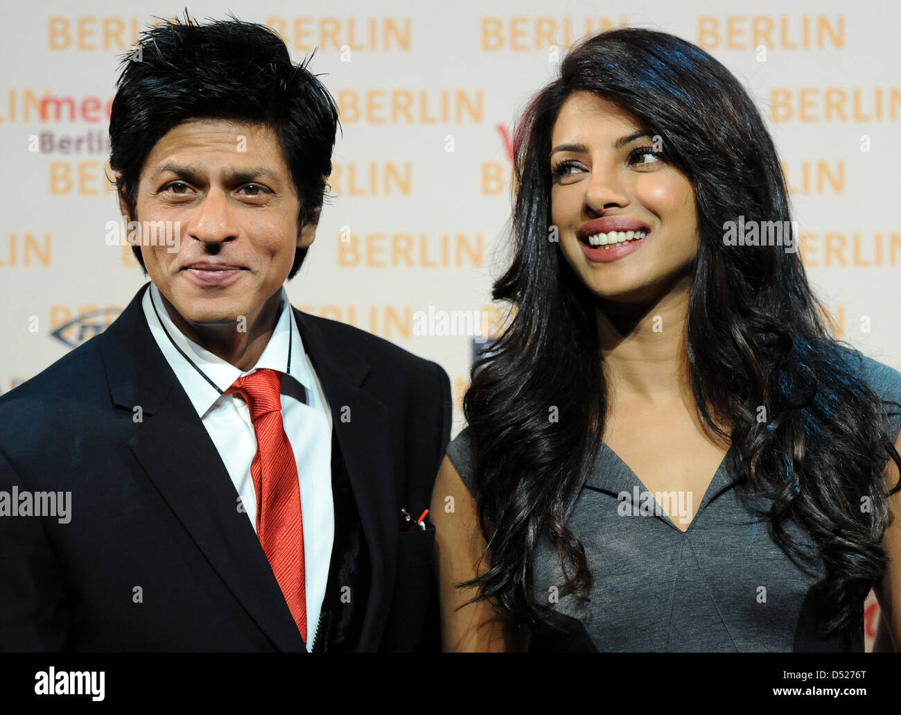 Indian Actors Shahrukh Khan L And Priyanka Chopra R Attend The