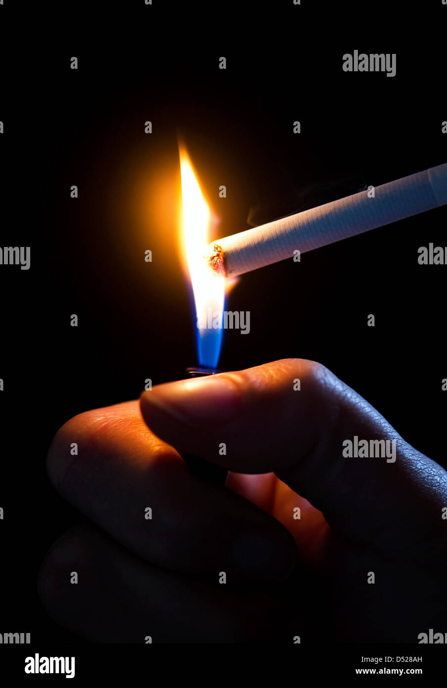 ILLUSTRATION - A smoker lights up a cigarette in Dresden, Germany, 25 October 2010. Germany's governemnt plans to increase the tax on tobacco while alleviating the environmental tax burden on businesses. Photo: Arno Burgi Stock Photo