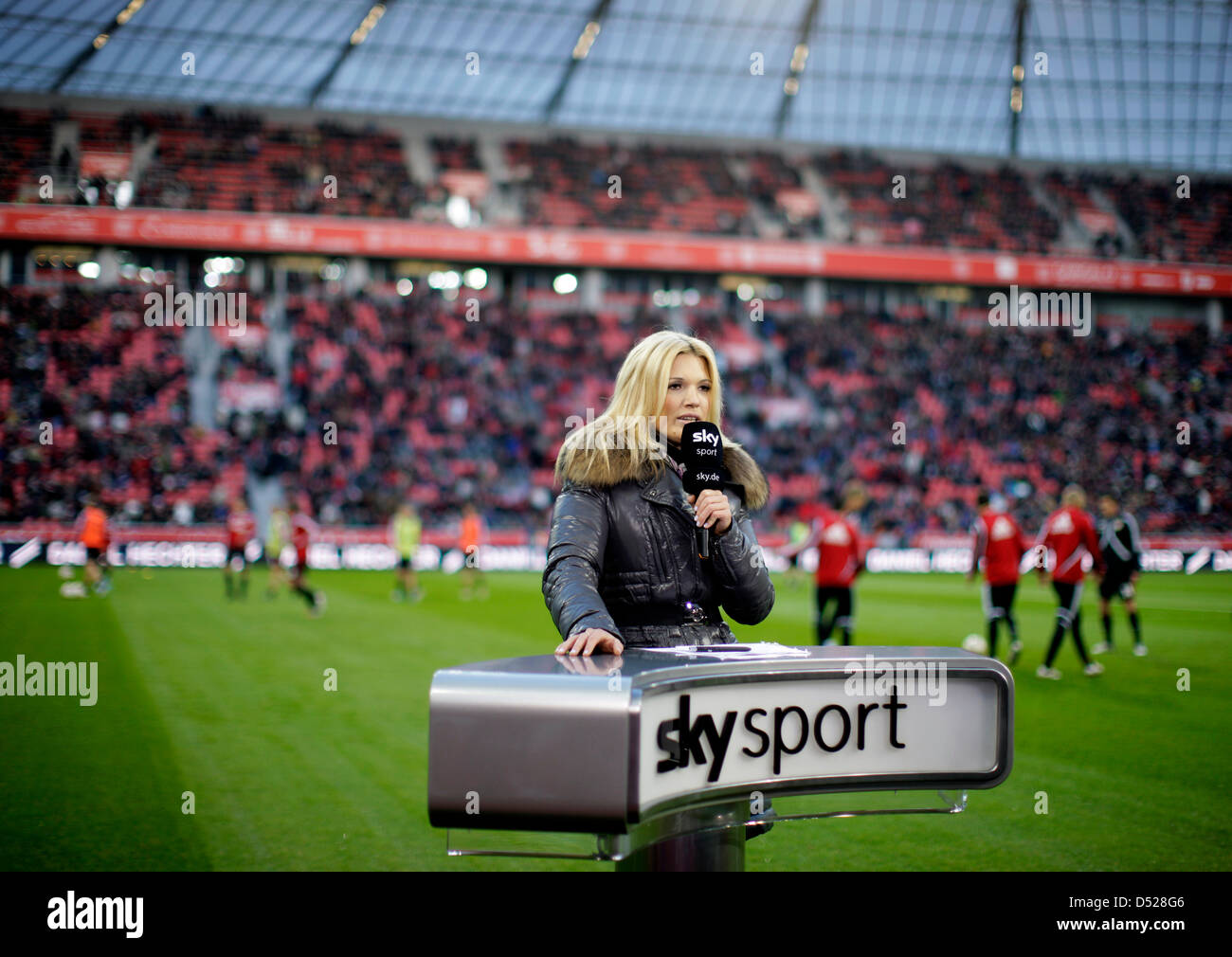 Jessica Kastrop, TV host for German pay TV station 'sky', pictured during a German Budnesliga match in Leverkusen, Germany, 24 October 2010. Photo: Rolf Vennenbernd Stock Photo