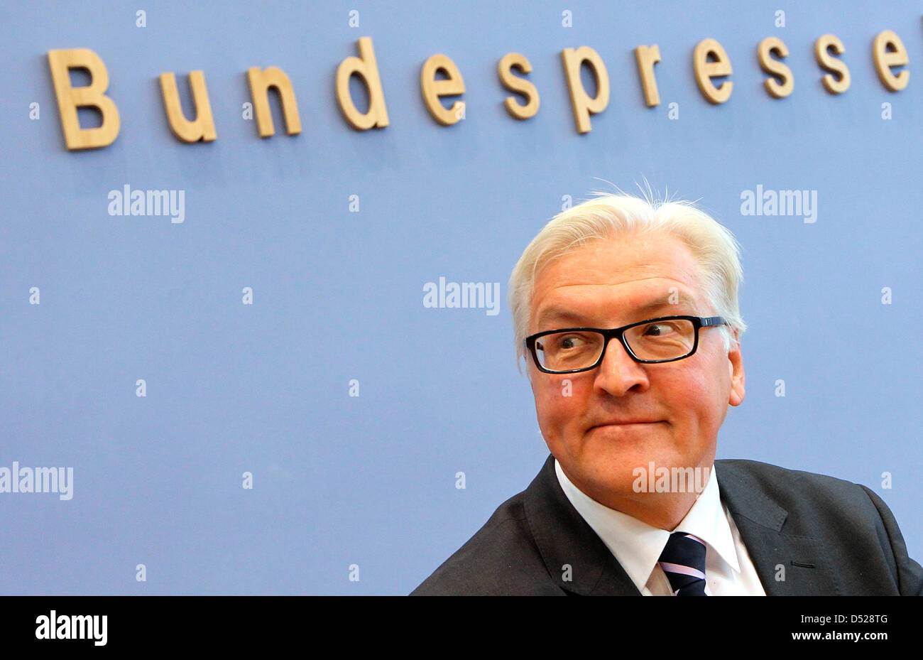 Chairman of Social Democrats (SPD) Bundestag faction Frank-Walter Steinmeier delivers a press conference on the opposition's impression of one year of Germany's ruling coalition in Berlin, Germany, 26 October 2010. Photo: WOLFGANG KUMM Stock Photo