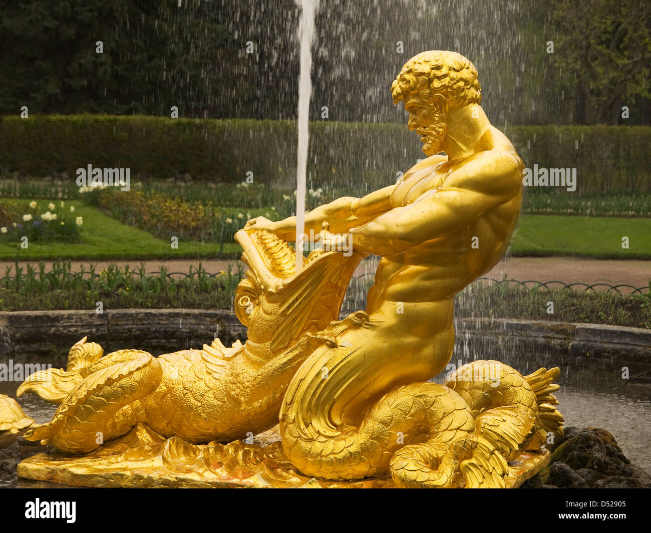 Golden fountain hi-res stock photography and images - Alamy