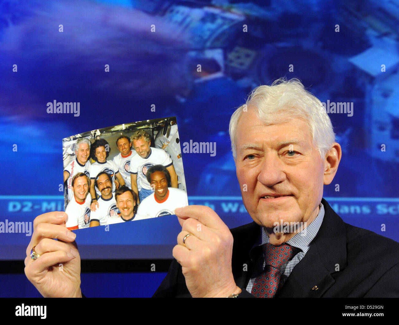 The commander of the Spacelab-D1-Mission, Henry W. Hartsfield Jr., hält am Mittwoch holds up a picture of the former D1 crew from 1975 at the EADS Astrium centre in Bremen, Germany, 27 October 2010. The D1-Mission, the first manned German space mission, celebrates its 25th anniversary. Photo: INGO WAGNER Stock Photo