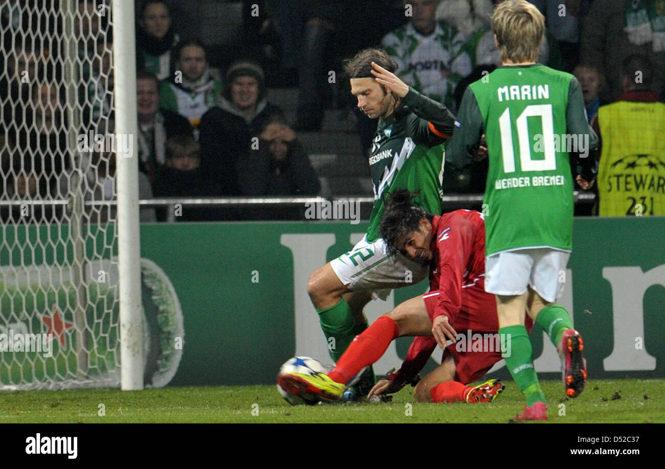 Werder's Torsten Frings and Enschede's Bryan Ruiz vie for the ball during the Champions League group A match between Werder Bremen and FC Twente Enschede at the Weserstadion in Bremen, Germany 02 November 2010. Photo: Carmen Jaspersen dpa/lni Stock Photo