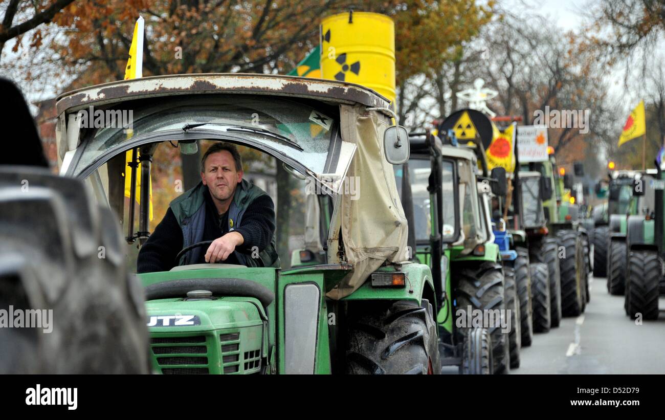 Several hundred tractors drive to a rally of a demonstration aginst nuclear energy in Klein Gusborn, Germany, 06 November 2010. In the next days a CASTOR transport from the French nuclear reprocessing facility in La Hague arrives at the interim storage facility Gorleben. Photo: Jochen Luebke Stock Photo