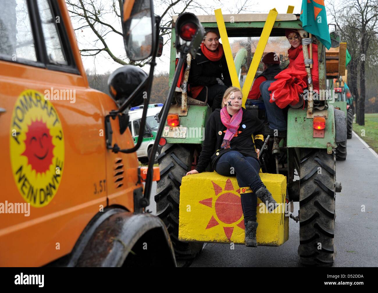 Several hundred tractors drive to a rally during a demonstration against the CASTOR transport in Klein Gusborn, Germany, 06 November 2010. Eleven containers with nuclear waste from nuclear fuel reprocessing plant La Hague are to arrive in Gorleben. About 40,000 people, a protest that has not been seen in 30 years, are expected to protest against the CASTOR transport. Photo: Jochen  Stock Photo