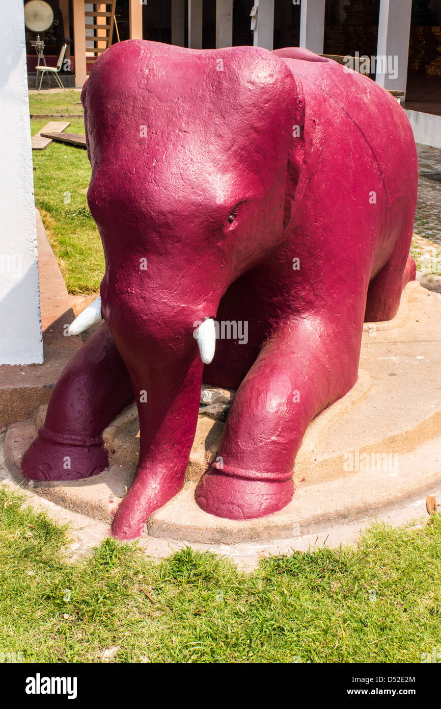 Elephant statue in wat Phra That Haripunchai Stock Photo Alamy
