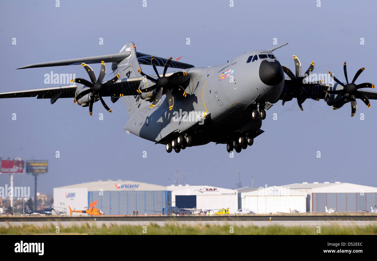 ARCHIV - Der Militär-Airbus A400M hebt am 11.12.2009 in Sevilla, Spanien, zu seinem Erstflug ab. Das Feilschen um Europas Militär-Prestigeprojekt zieht sich weiter hin: Im Streit um die Finanzierung des Transportflugzeugs Airbus A400M hat Spanien am Mittwoch (24.02.2010) in Palma de Mallorca einen Durchbruch in den Verhandlungen der sieben Teilnehmerländer und des Luftfahrt- und Rü Stock Photo