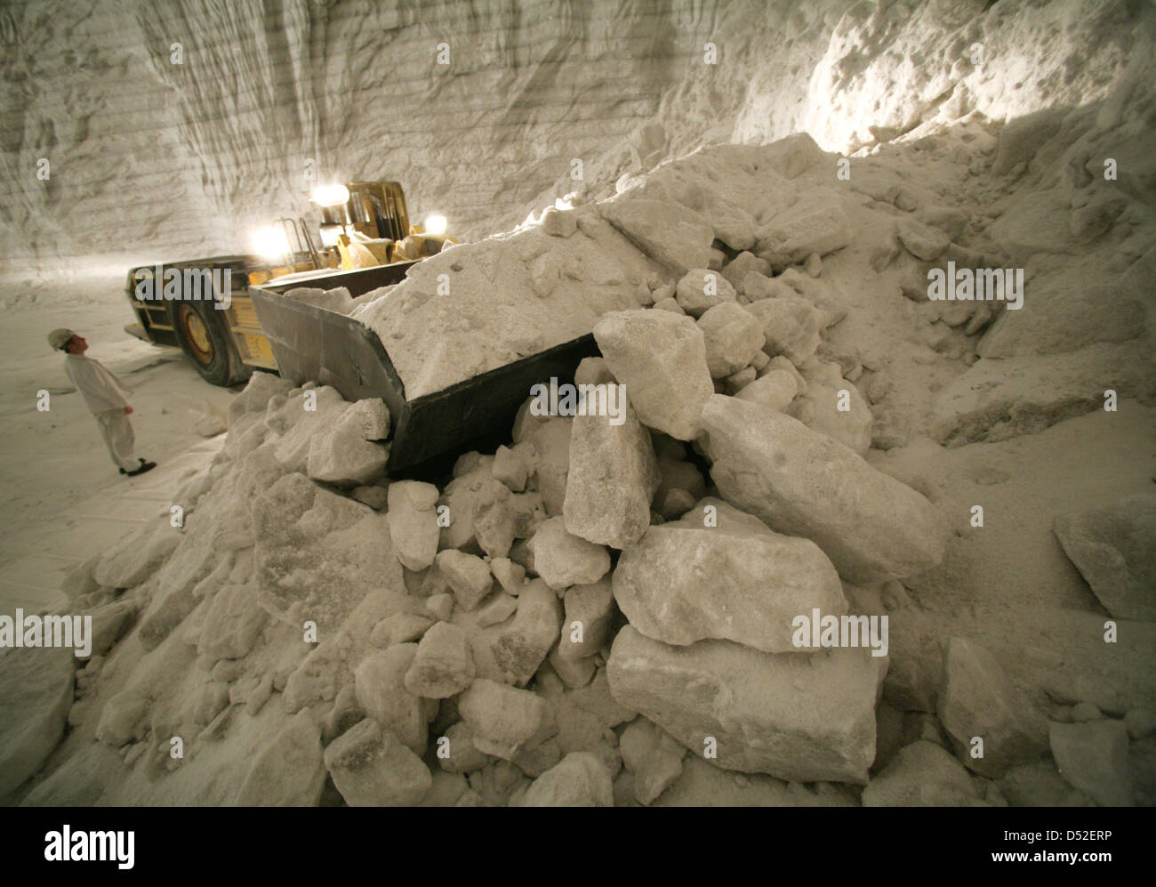 Mit einem Lader wird am Montag (22.02.2010) in 500 Metern Tiefe in einer Kammer des Salzbergwerkes der 'Esco - European Salt Company GmbH' in Bernburg (Salzlandkreis) Steinsalz abgebaut. Streusalz, auch Auftausalz genannt, gilt als das wirksamste und wirtschaftlichste Mittel, um Straßen und Autobahnen schnee- und eisfrei zu halten. Der Winter hat dem Salzwerk einen deutlichen Absat Stock Photo