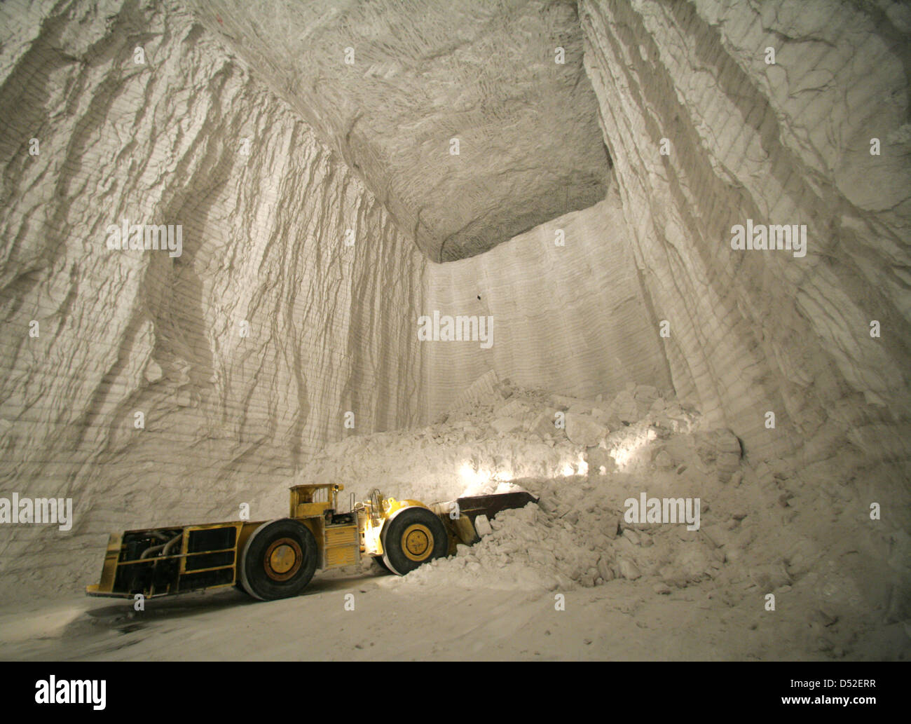 Mit einem Lader wird am Montag (22.02.2010) in 500 Metern Tiefe in einer Kammer des Salzbergwerkes der 'Esco - European Salt Company GmbH' in Bernburg (Salzlandkreis) Steinsalz abgebaut. Streusalz, auch Auftausalz genannt, gilt als das wirksamste und wirtschaftlichste Mittel, um Straßen und Autobahnen schnee- und eisfrei zu halten. Der Winter hat dem Salzwerk einen deutlichen Absat Stock Photo