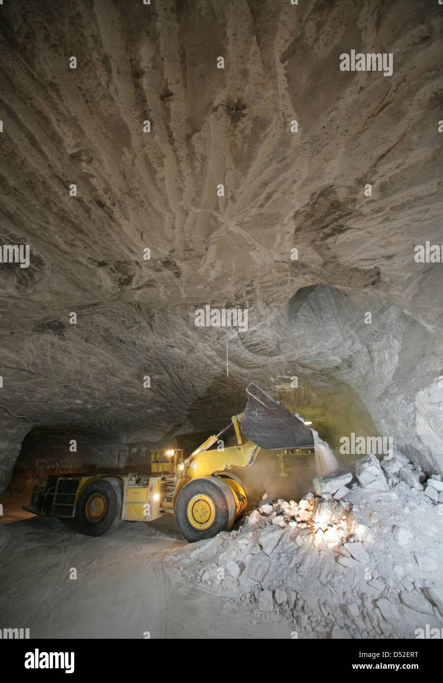 Mit einem Lader wird am Montag (22.02.2010) in 500 Metern Tiefe in einer Kammer des Salzbergwerkes der 'Esco - European Salt Company GmbH' in Bernburg (Salzlandkreis) Steinsalz abgebaut. Streusalz, auch Auftausalz genannt, gilt als das wirksamste und wirtschaftlichste Mittel, um Straßen und Autobahnen schnee- und eisfrei zu halten. Der Winter hat dem Salzwerk einen deutlichen Absat Stock Photo