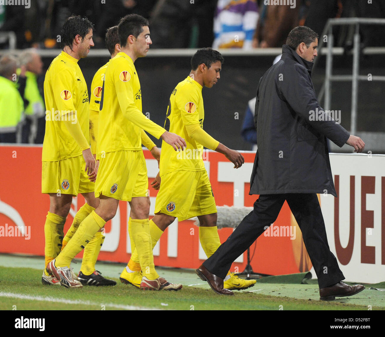 Villarreal's head coach Juan Carlos Garrido (R) and his players leave thge pitch after the Europa League last 32 second leg match VfL Wolfsburg vs FC Villareal at Volkswagen Arena stadium in Wolfsburg, Germany, 25 February 2010. German Bundesliga club Wolfsburg defeated Spanish side Villareal 4-1 and goes on to the round of the last 16. Photo: Peter Steffen Stock Photo