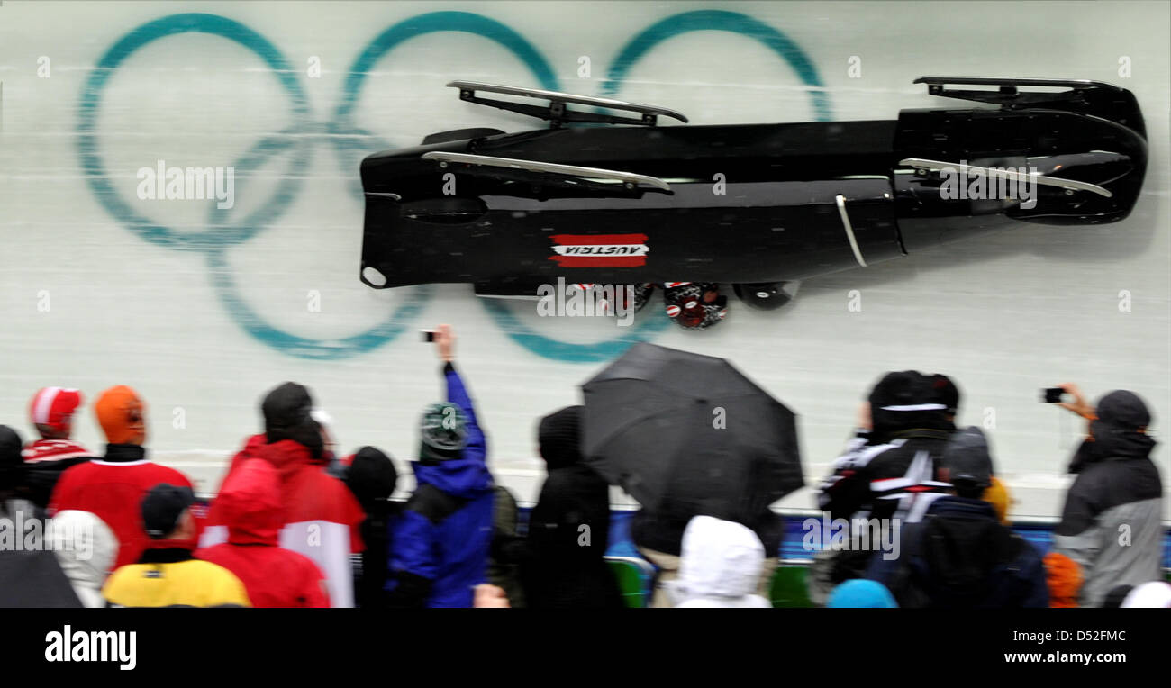 Austria 1 with Wolfgang Stampfer, Johannes Wipplinger, Juergen Mayer and Christian Hackl crashes in a curve during the four-man heat 1 of the Bobsleigh competition at the Whistler Sliding Center during the Vancouver 2010 Olympic Games in Whistler, Canada, 26 February 2010. Photo: Peter Kneffel  +++(c) dpa - Bildfunk+++ Stock Photo