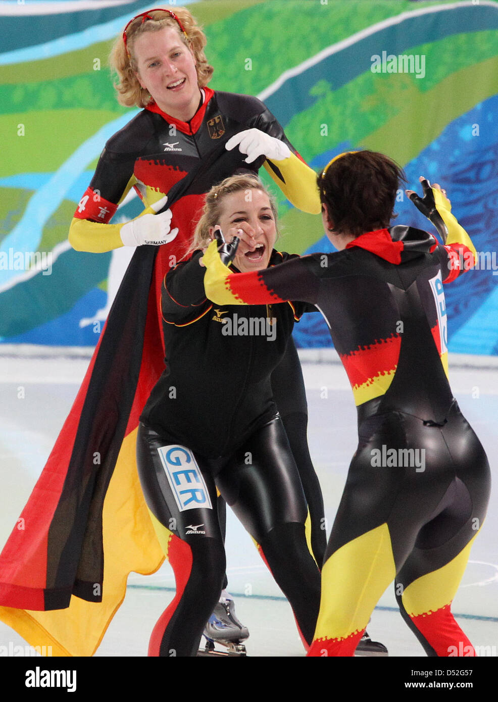 (L-R) Katrin Mattscherodt, Anni Friesinger-Postma and Daniela Anschuetz-Thoms of Germany enjoy their first place after the Speed Skating women's team pursuit final at the Richmond Olympic Oval during the Vancouver 2010 Olympic Games, in Vancouver, Canada, 27 February 2010. Photo: Daniel Karmann  +++(c) dpa - Bildfunk+++ Stock Photo