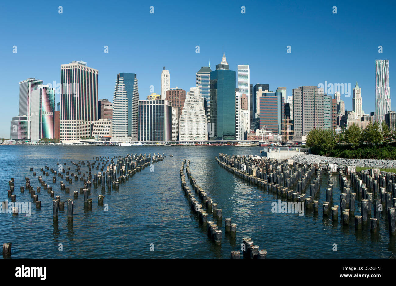 WOOD PILINGS PIER ONE BROOKLYN EAST RIVER TO MANHATTAN SKYLINE NEW YORK CITY USA Stock Photo Alamy