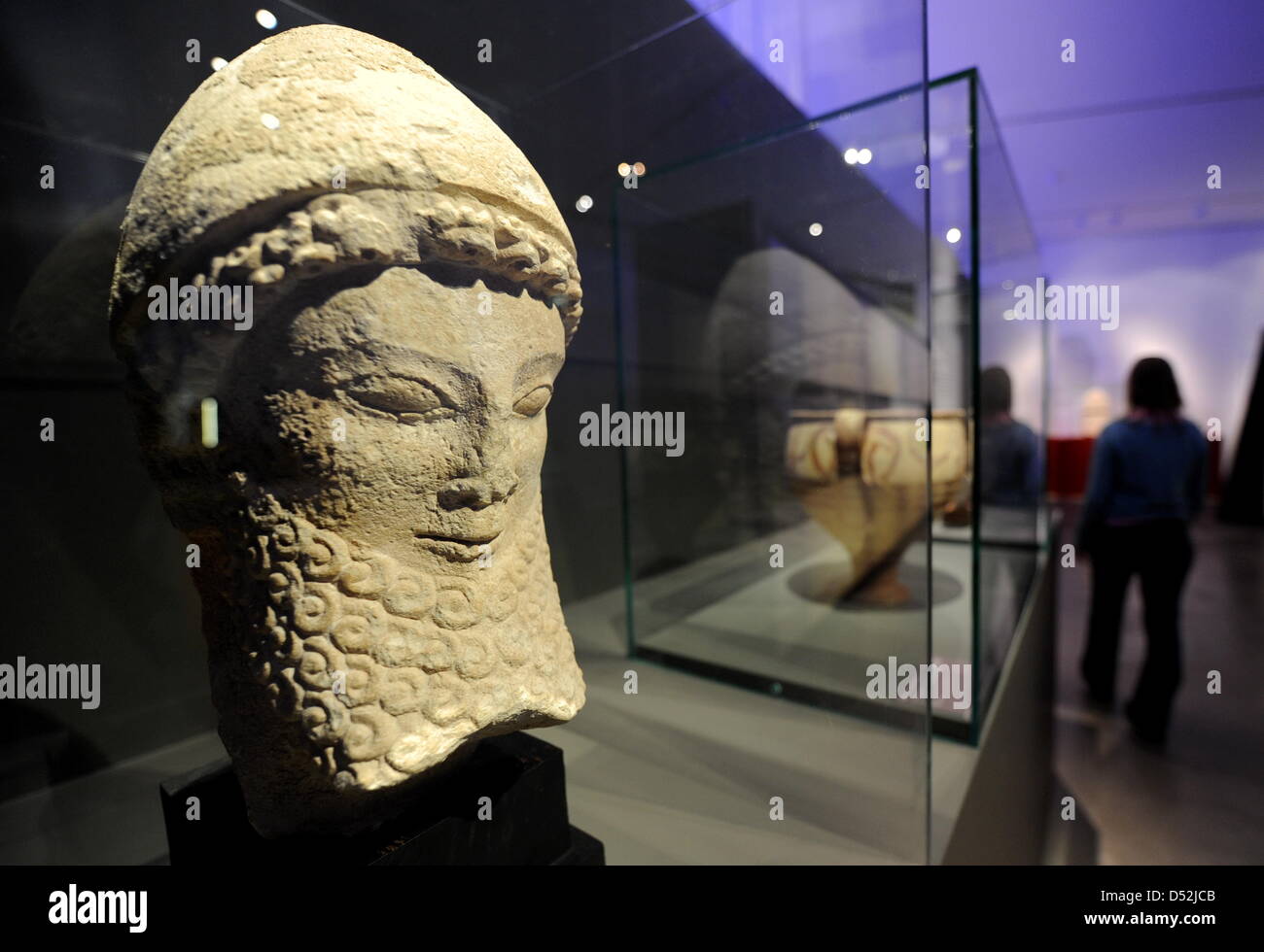 A staff member passes a man's head with turban from 660-570 B.C. in the exhibition 'Cyprus - Island of Aphrodite' at the Roemer- und Pelizaeus Museum in Hildesheim, Germany, 03 March 2010. Visitors can take a look at more than 200 exhibits from antique Cyprus from 13 March to 12 September 2010. Photo: ANGELIKA WARMUTH Stock Photo
