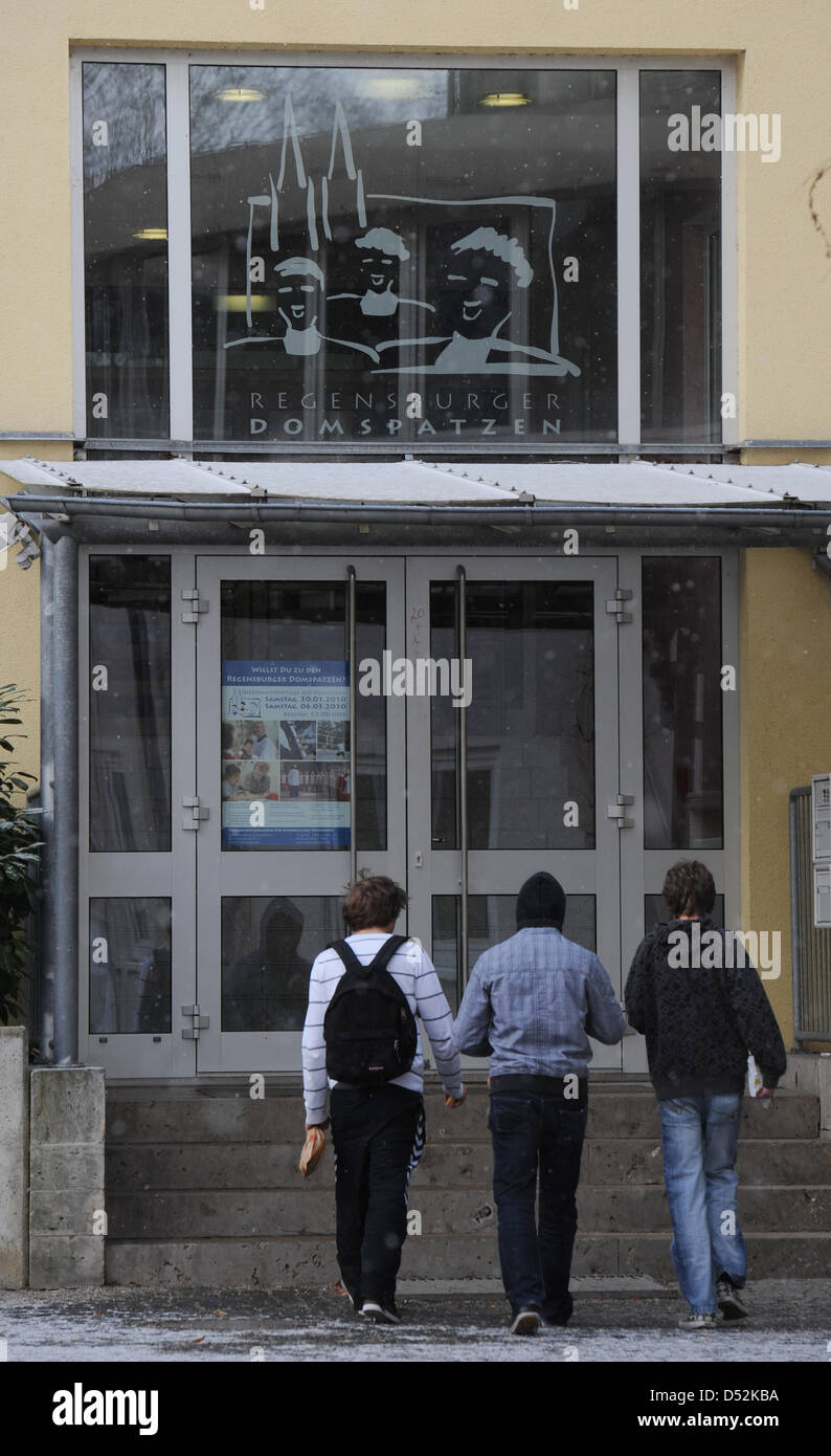 Schüler gehen am Freitag (05.03.2010) vor dem Gymnasium und Internat der Regensburger Domspatzen in Regensburg (Oberpfalz). Im Skandal um sexuellen Missbrauch bei den Regensburger Domspatzen gibt es einen konkreten Verdacht gegen zwei frühere leitende Geistliche des Knabenchors. Die beiden Männer, die beide im Jahr 1984 gestorben sind, sollen wegen der Taten auch zu Haftstrafen ver Stock Photo