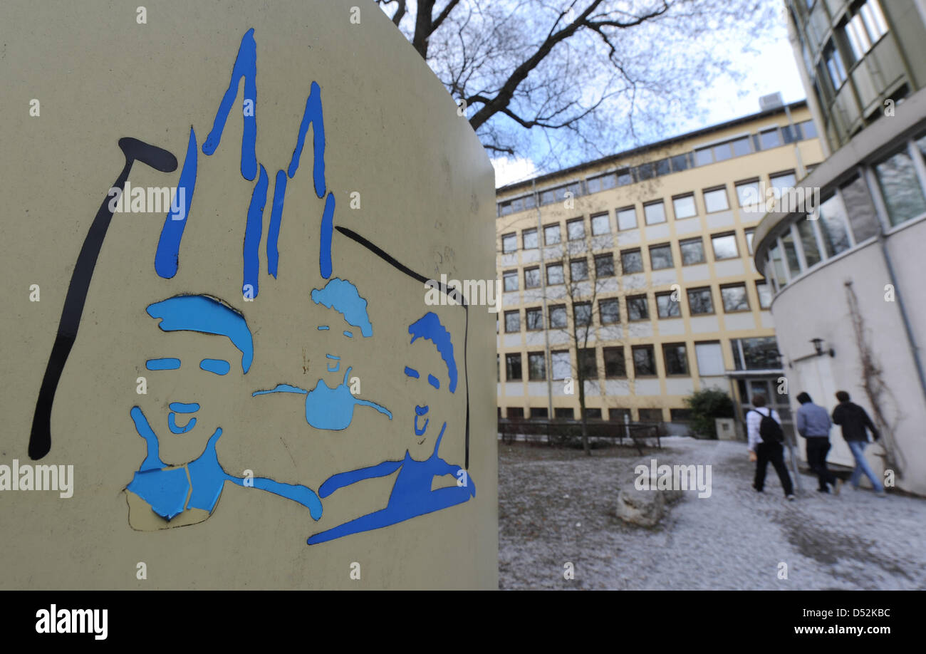 Schüler gehen am Freitag (05.03.2010) vor dem Gymnasium und Internat der Regensburger Domspatzen in Regensburg (Oberpfalz). Im Skandal um sexuellen Missbrauch bei den Regensburger Domspatzen gibt es einen konkreten Verdacht gegen zwei frühere leitende Geistliche des Knabenchors. Die beiden Männer, die beide im Jahr 1984 gestorben sind, sollen wegen der Taten auch zu Haftstrafen ver Stock Photo