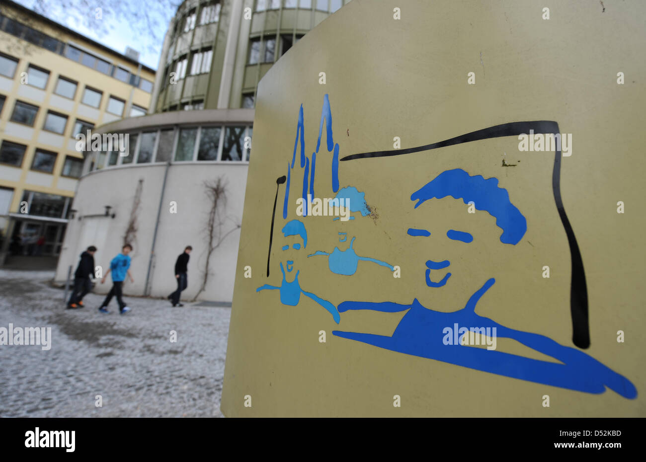 Schuler Gehen Am Freitag 05 03 10 Vor Dem Gymnasium Und Internat Stock Photo Alamy