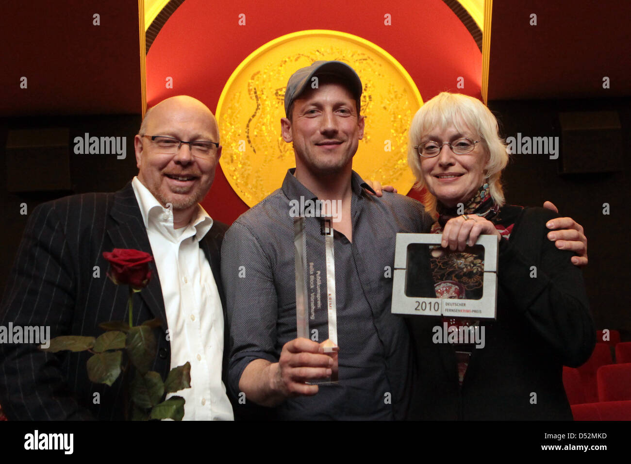 Pit Ramplet, actor Wotan Wilke Moehring and producer Cornelia Wecker (L-R)  pose together with their awards for the ZDF production ''Bella Block -  Vorsehung''at Caligari Filmstage in Wiesbaden, Germany, 06 March 2010.