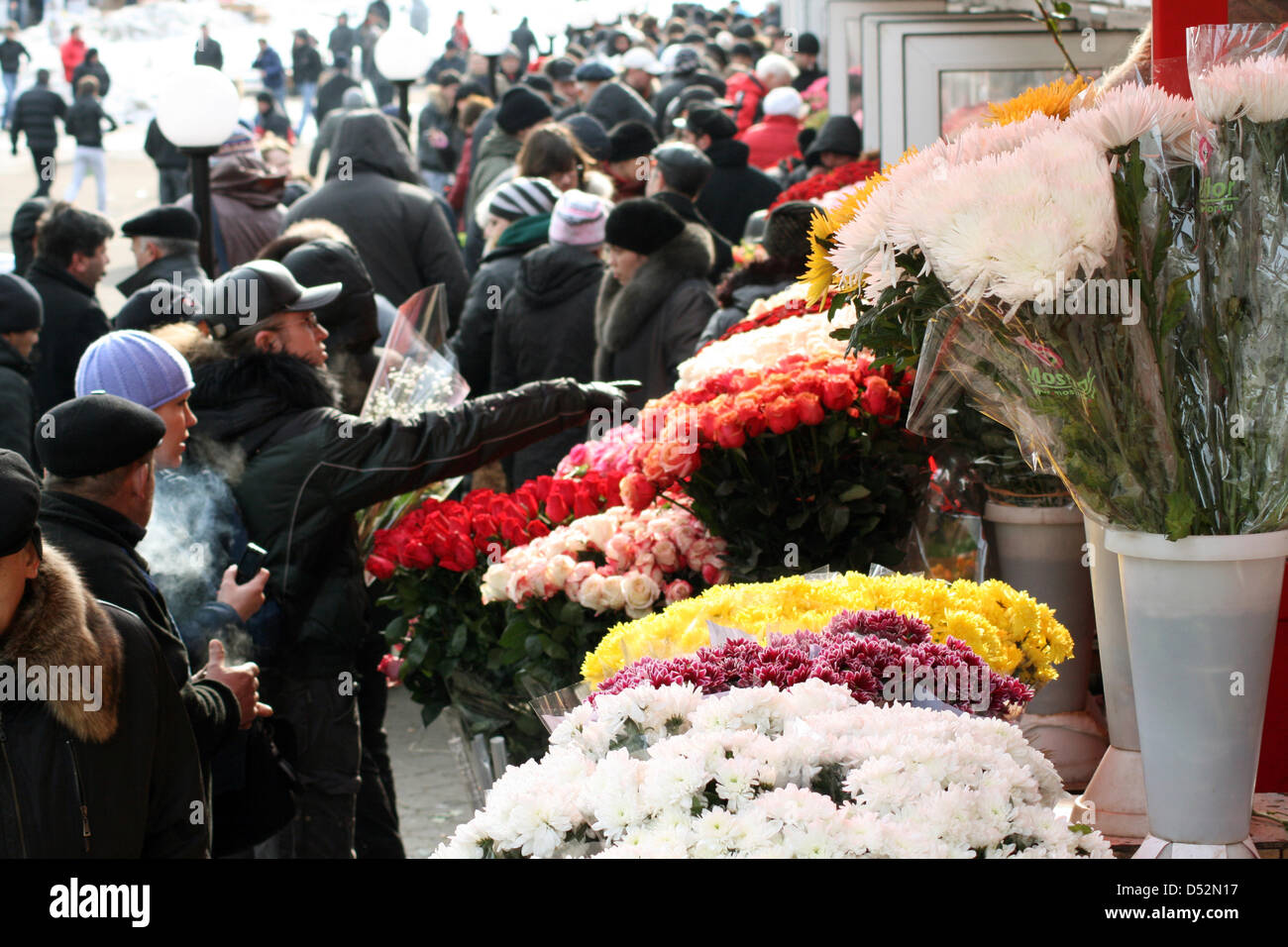 Clients stand at flower stands looking at the wide variety of boquets at Kiew train station in Moscow, Russia, 07 March 2010. During the days previous to the International Women's Day on 08 March, the florists hope for the business of the year: Prices reach from around 1000 rubel (25 euros) for a flowergreeting until 200000 Rubel (5000 euros) for a 60 kilogramm bouquet of 1001 rose Stock Photo