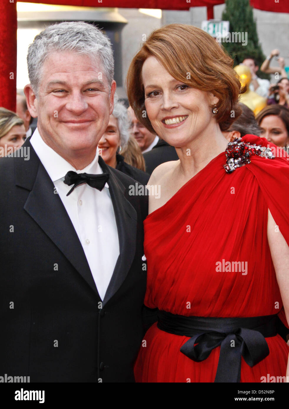 US actress Sigourney Weaver and her husband Jim Simpson arrive on the red carpet during the 82nd Annual Academy Awards at the Kodak Theatre in Hollywood, USA, 07 March 2010. The Oscars are awarded for outstanding individual or collective efforts in up to 25 categories in filmmaking. Photo: HUBERT BOESL Stock Photo