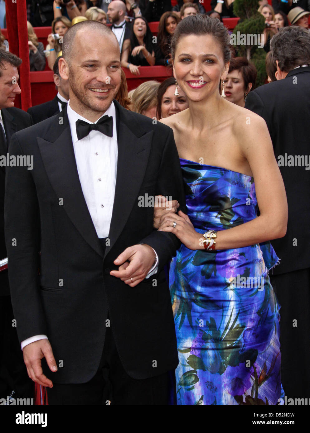 US actress Maggie Gyllenhaal and her husband Peter Sarsgaard arrive on the red carpet during the 82nd Annual Academy Awards at the Kodak Theatre in Hollywood, USA, 07 March 2010. The Oscars are awarded for outstanding individual or collective efforts in up to 25 categories in filmmaking. Photo: HUBERT BOESL Stock Photo