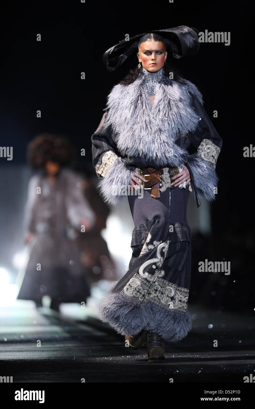 British designer John Galliano's Ready-to-wear Spring-Summer 2006 fashion  show at the Studio 130 in La Plaine Saint-Denis near Paris, France on  October 8, 2005. Photo by JAVA/ABACAPRESS.COM Stock Photo - Alamy