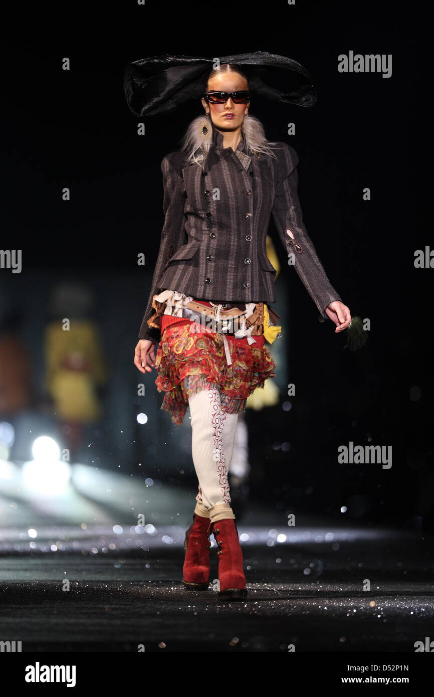 Paris Fashion Week Fall/Winter 2010-2011: John Galliano 