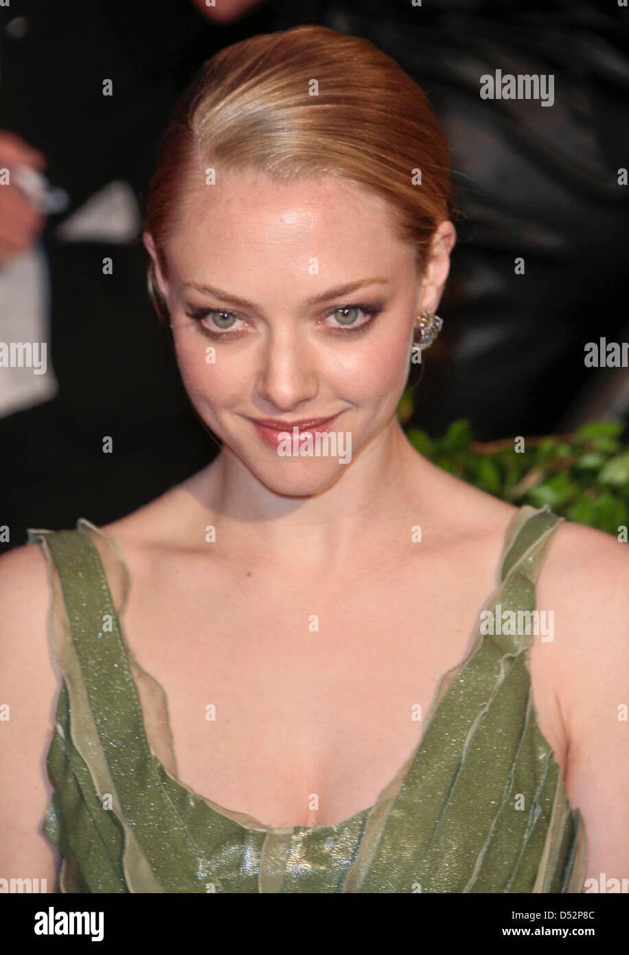 Actress Amanda Seyfried arrives at the Vanity Fair Oscar Party at