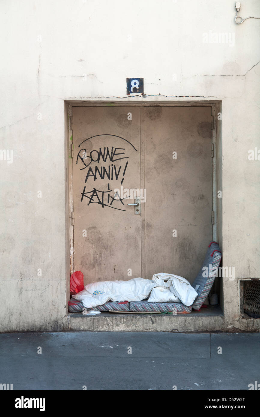 Homeless Home Paris France Stock Photo Alamy Homeless Home Paris France Stock Photo Alamy