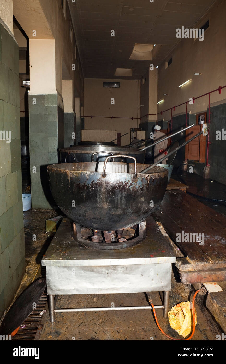 https://c8.alamy.com/comp/D52YR2/large-metal-cooking-pots-inside-the-free-kitchen-at-the-golden-temple-D52YR2.jpg