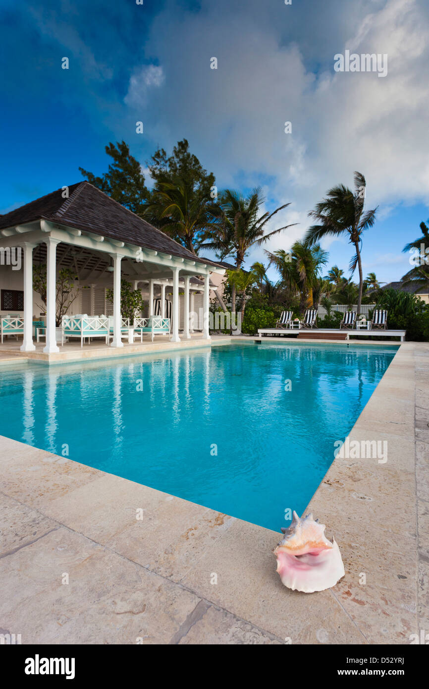 Bahamas, Eleuthera Island, Harbor Island, Pink Sands Beach, poolside
