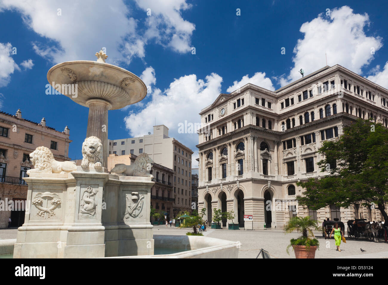 Cuba, Havana, Havana Vieja, Plaza de San Francisco de Asis, Lonja del Commercio building and Fuente de los Leones fountain Stock Photo