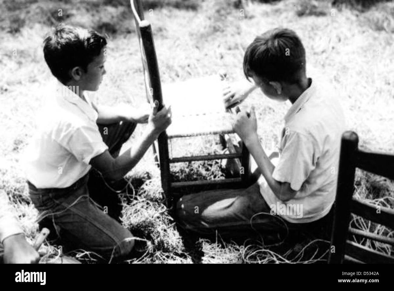 Hamilton County school boys caning a chair: White Springs, Florida Stock Photo