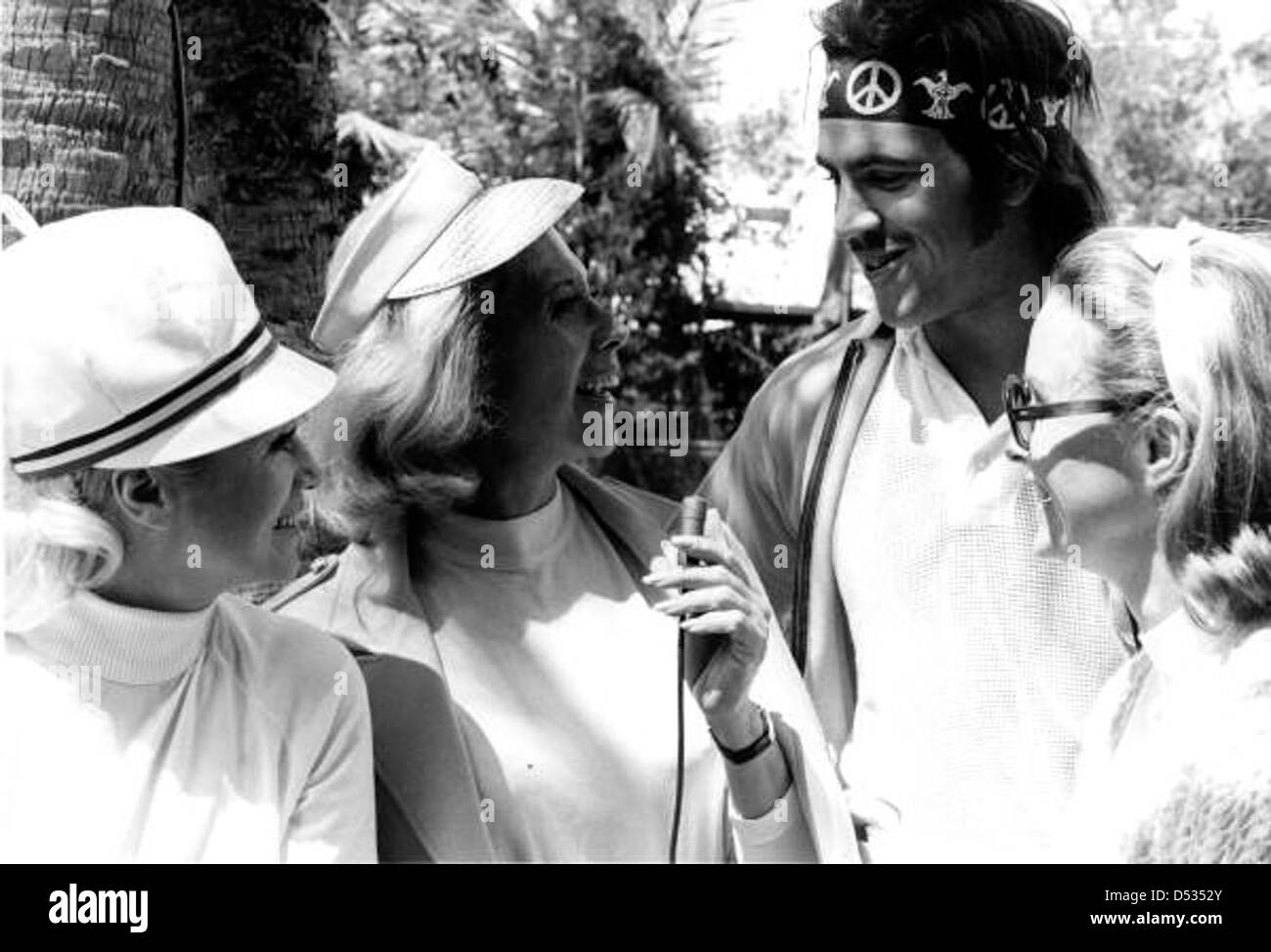 Dinah Shore with friends interviewing an unidentified man: Fort Lauderdale, Florida Stock Photo