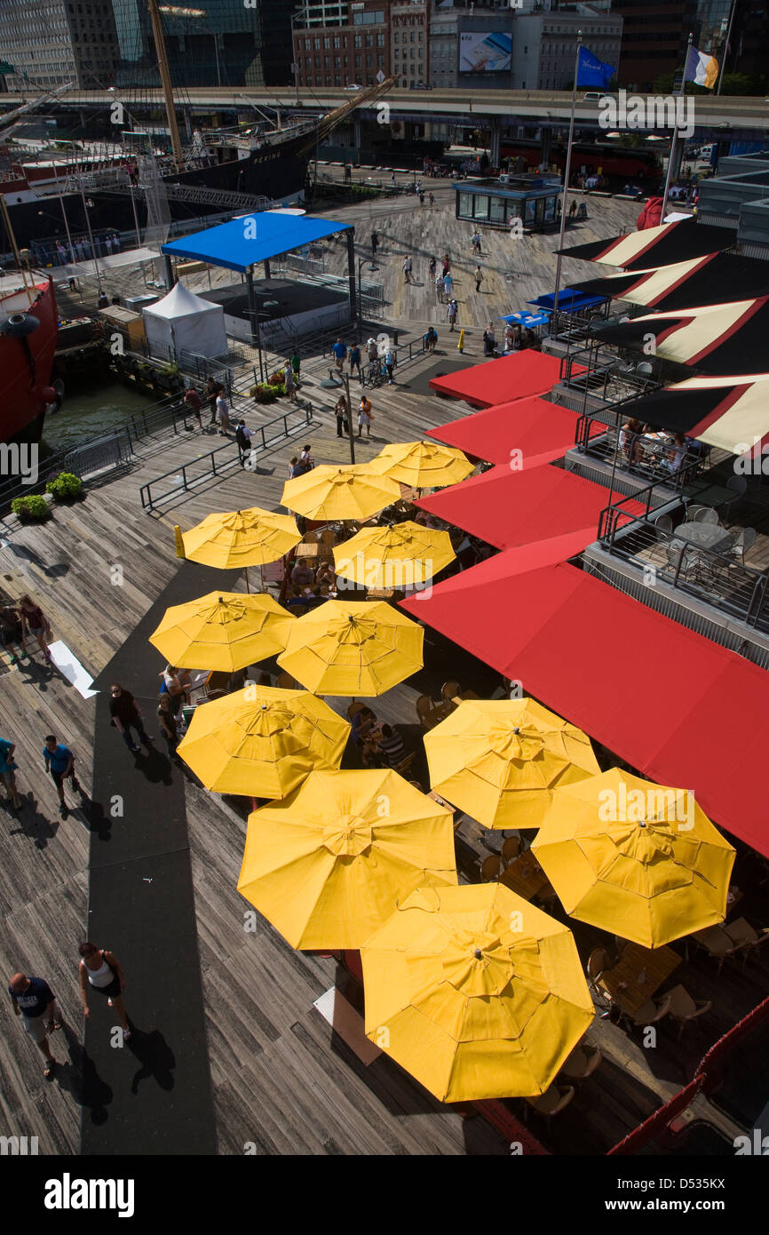Red awning hires stock photography and images Alamy