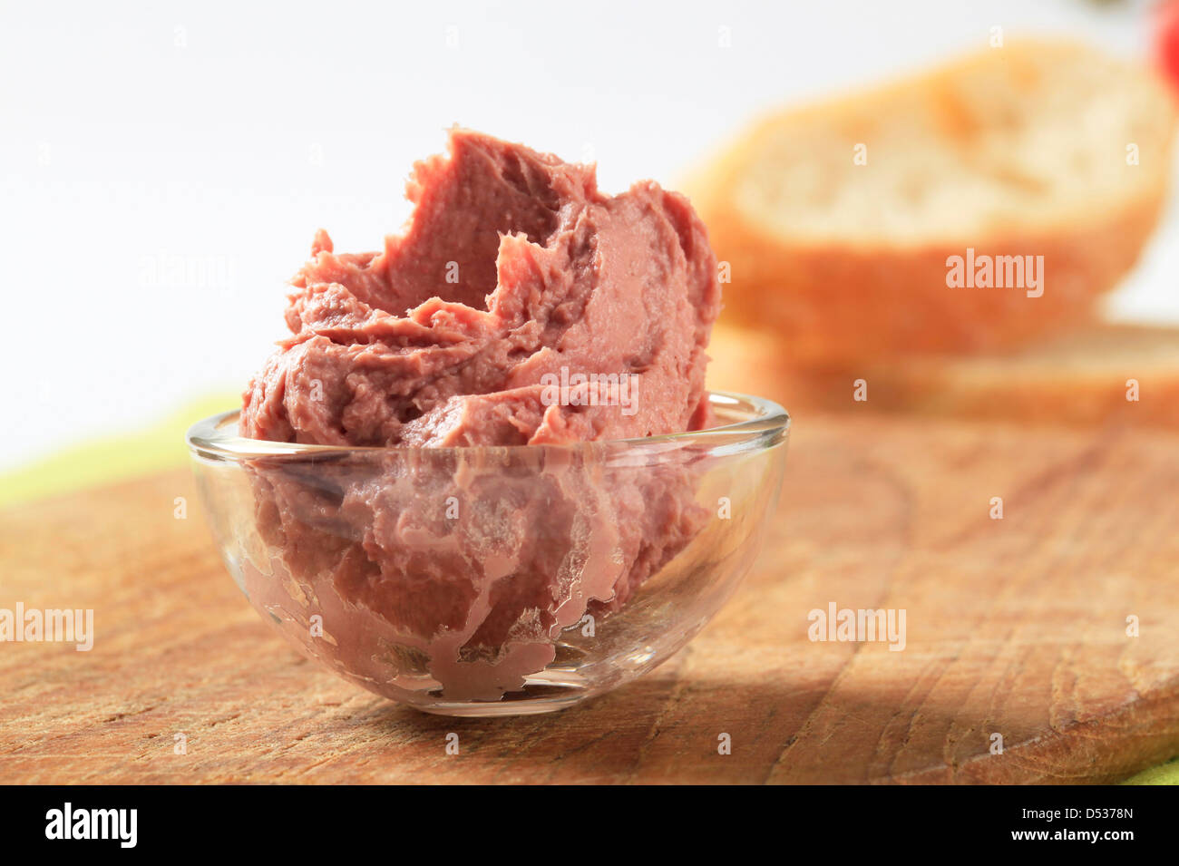 пикантный мусс из печени. печеночный мусс. паштет из печени. паштет. мусс печеночный ресторан.