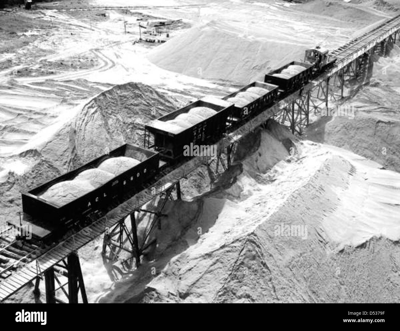 Bird's-eye view showing phosphate being shipped by the Atlantic Coast Line railroad to the International Minerals Corporation Stock Photo