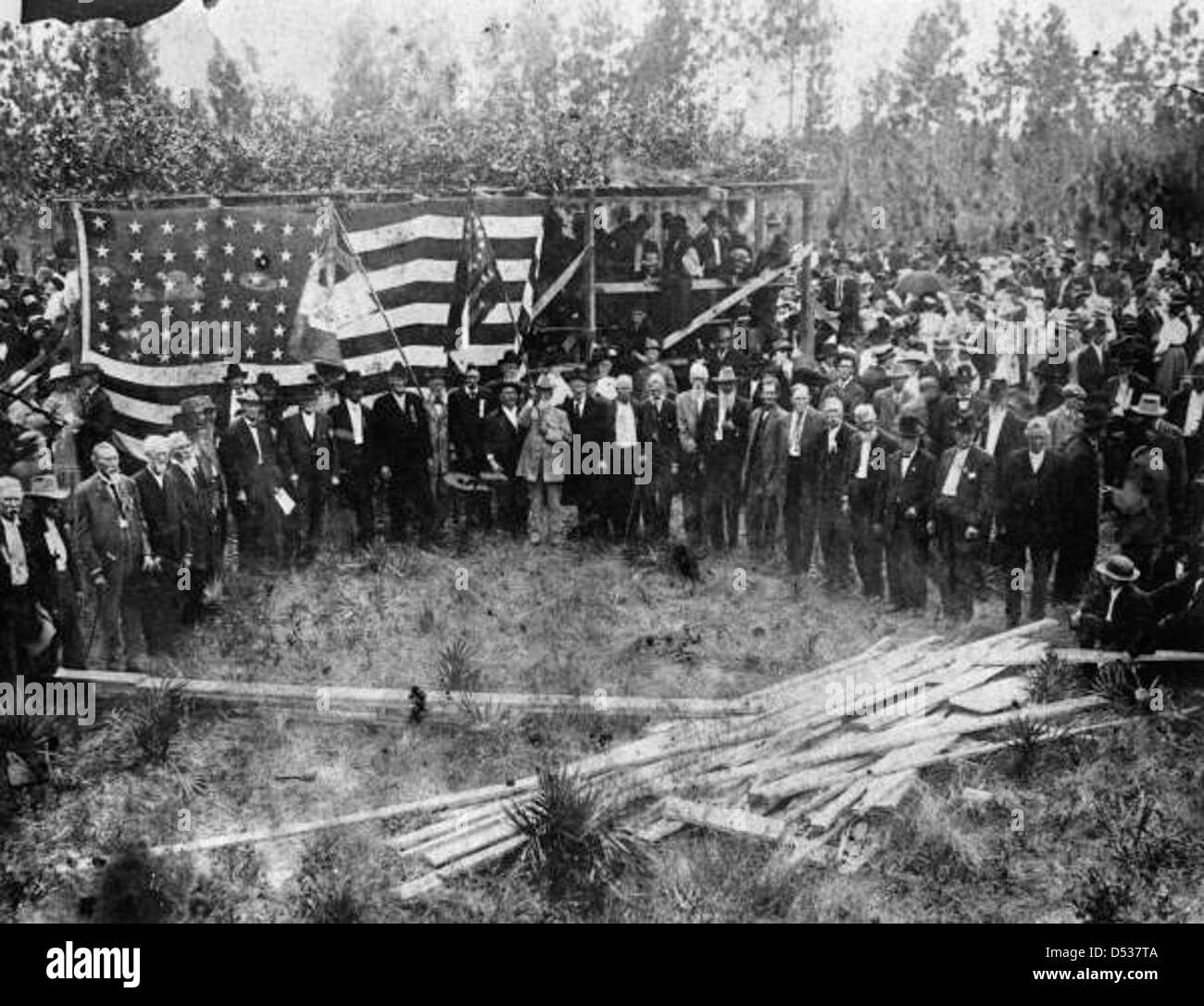 Survivors of the Battle of Olustee, gathered at the Monument dedication